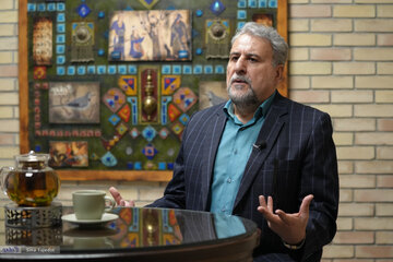 فلاحت پیشه: آقای پزشکیان! لطفا نقش قربانی را بازی نکنید