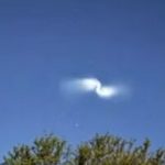 ماجرای نور مارپیچی مرموز در آسمان یک کشور خبرساز شد/ عکس