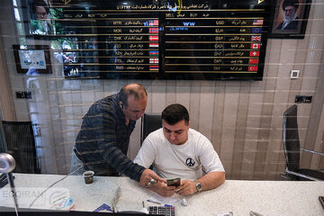 پیش‌بینی تغییر عجیب قیمت طلا در روزهای آینده/ قیمت دلار تا پایان سال به این عدد می‌رسد