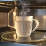 چیزی که جوشاندن آب در مایکروویو را خطرناک می‌کند