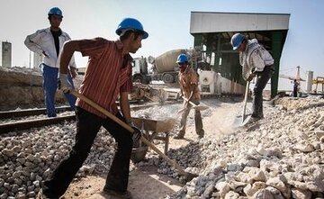 احتمال افزایش دستمزد تا ۳۳ میلیون تومان وجود دارد؟/ دستمزد از رقم واقعی چقدر عقب است؟