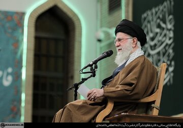 حضور رهبر انقلاب در مناطق زلزله زده بم + تصاویر