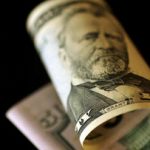 دولت و بانکها چگونه از گران شدن نرخ ارز سود می برند؟