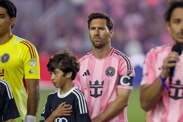 عکس | بوسه‌های عاشقانه مسی پس از یک شب رویایی