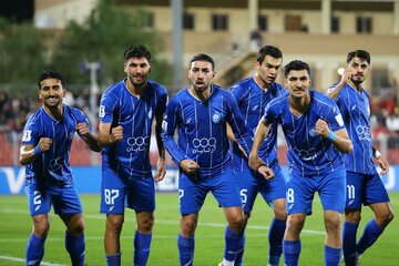 عکس| دروازه‌بان استقلال بابانوئل شد