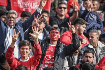 عکس| لوگو بوس پرسپولیس روی سکوها در دربی!