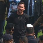 عکس | لیونل مسی! آرزوی من لمس کردن تو است!