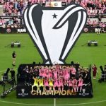 عکس | ژست عاشقانه بکام و ویکتوریا با جام قهرمانی