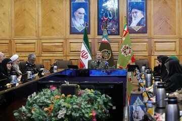 فرمانده کل ارتش: دفاع از میهن بدون حضور آگاهانه زنان، محقق نمیشود/ بیش از نیمی از ثواب کار کارکنان نیروهای مسلح، سهم همسران آنان است
