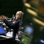 مشغولیت قالیباف هنگام سخنرانی پزشکیان در مجلس/ وزیران دولت در حلقه نمایندگان+تصاویر