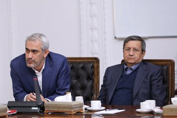 نخستین تصویر از همتی در کنار وزیر اقتصاد در نشست رئیس جمهور + عکس