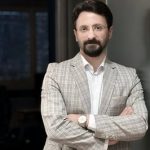 نشاط اجتماعی به‌شدت طبقاتی است؛ از نگاه مخالفان، کنسرت همایون شجریان رویداد موسیقیایی نبود یک نماد سیاسی بود/ هیچ جامعه‌ای با آینده مبهم شاد نیست