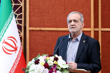 پزشکیان: گرفتاری‌ها را با مشارکت مردم حل می‌کنیم/ من اینجا ایستاده‌ام که خدمت‌گزار مردم باشم