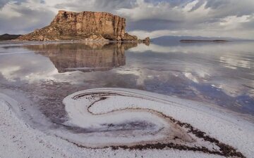 پمپاژ بی‌رویه؛ عامل اصلی مرگ دریاچه ارومیه/ تبدیل بخش‌های بزرگی از دریاچه به «انباشت نمکی»