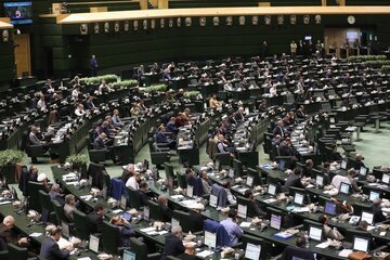یک نماینده خطاب به پزشکیان: تریبون مجلس جای موعظه نیست/ شأن مجلس زیر سوال میرود!/ کارمندان، نیروهای مسلح و مردم در شرایط سخت اقتصادی به سر می برند