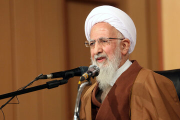 آیت الله جوادی آملی: مسئولان با تدبیر، جلوی فساد و اختلاس در جامعه را بگیرند/ مسئولان این سرزمین طیب و طاهر را خوب اداره کنند