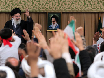 رهبرانقلاب: جمهوری اسلامی ایران در برابر تخریبگران کوتاه نمی آید/ ملت،مزدوری بیگانه را تحمل نمی کند