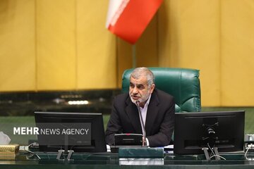 شعار در مجلس: آذربایجان شرف دی، پهلوی بیشرف دی