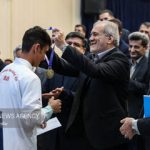 عکس| هدیه ویژه علیدوستی به مسعود پزشکیان