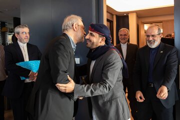 تصاویر تازه از دیدار و گفتگو لاریجانی با سخنگوی انصارالله یمن + عکس