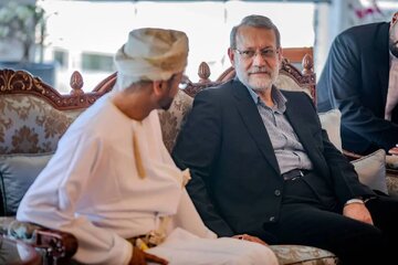 روایت یک عکس/ وزیر عمان به لاریجانی نامه و پیام تحویل داده است؟