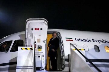 عراقچی از مسقط به دوحه رفت / وزیر خارجه ایران مهمان ویژه مجمع الجزیره در قطر