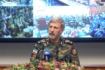 فرمانده کل ارتش: برای پاسخ قاطعانه به هرگونه شرارتی آمادهایم/ امیدواریم دشمن اشتباه جدیدی نکند