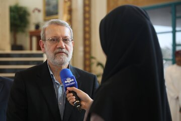 مصاحبه علی لاریجانی با صداوسیما بعد از دیدار با وزیرخارجه عمان/ دبیر خندان شعام در قاب تصویر + عکس