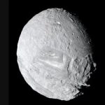 نمایی شگفتانگیز از قمر مرموز سیاره زحل / عکس روز ناسا