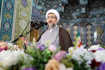 هدف مذاکراه امروز ایران و آمریکا از نظر امام جمعه تبریز/ برای ثابت کردن این است که دشمنان نمی توانند ایران را از پا درآورند