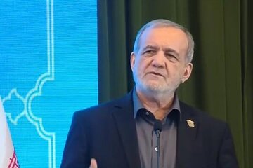 پزشکیان: تقریبا تمام مشکلات ۴۷ سال گذشته انقلاب را در طول یک سال تجربه کردیم/ نباید بپذیریم که از کشورهای همسایه و منطقه عقب بمانیم